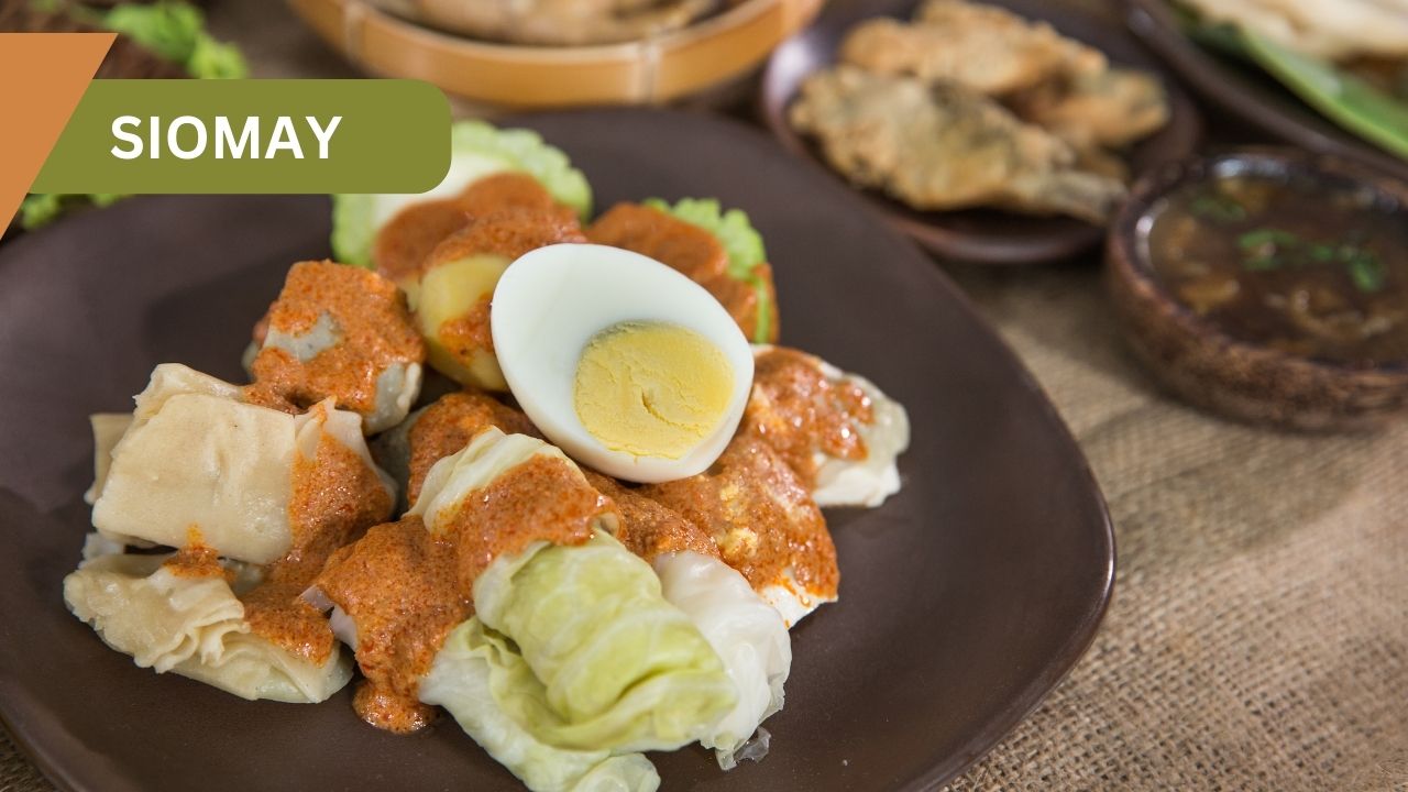 Siomay dengan Tambahan Kubis dan Telur Rebus